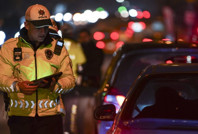 Yüksek sesle müzik dinlediler, ceza yediler