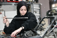 16 yaşındaki Melisa motosiklet tamir ediyor