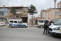 Niğde'de ihbara giden polislere keser ve bıçakla saldırdı