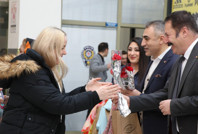 İranlı turistlere gümrük kapısında çiçekli karşılama