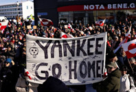 ABD'den kritik ziyaret halkı sokağa döktü