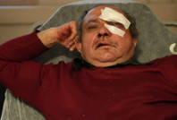 Sağlık merkezinin önünde oturan doktoru dövdüler