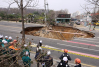 Güney Kore'de devasa obruk bir motosikletliyi yuttu