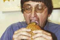 Dünyanın en çok hamburger yiyen insanı rekorunu tazeledi