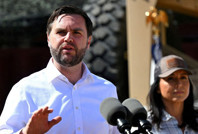 Eşi geliyor diye protesto ediyorlardı, ABD el yükseltti