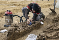Futbol sahasında ilk asırdan kalma toplu mezar bulundu