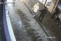 Bekçi, kadını sokak ortasında döven adamı silahla vurdu