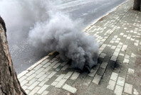 Yer altı kabloları yandı: Caddeyi duman kapladı