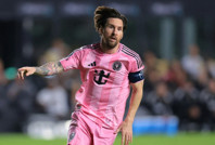 Lionel Messi imzayı atıyor