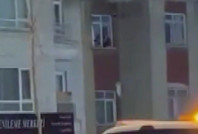 İntihar için cama çıktı, silahını polise çevirince vuruldu