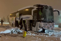 Yolcu otobüsü aydınlatma direğine çarptı: 2 yaralı