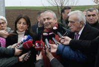 Sırrı Süreyya Önder ilk kez fenalaşmamış: 'Rengi beyaza kesti, hava alıp dönünce birbirimize söz verdik'