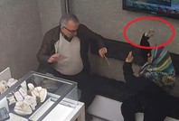 Yaşlı gibi davranıp kuyumcuyu soymaya kalktı: 'Sinirime dokundu'