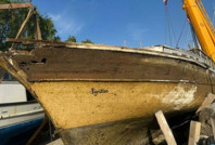 2 yıldır yarı batık haldeki tekne vinçle çıkarıldı