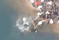 Boğulma tehlikesi geçirenler, insan zinciri oluşturularak kurtarıldı