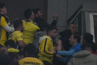 Kadıköy'de cinnet: Sen misin 'istifa' tezahüratını susturmaya çalışan...