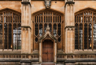 Oxfordlu akademisyenler, insan kafatasından yapılma kadehten içki içmiş