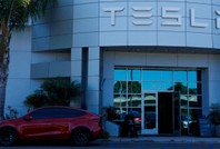Tesla'nın net kârı çakıldı