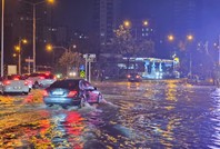 Adana'yı sağanak vurdu: Caddeler göle döndü