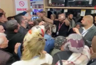 İndirimli ürün almak için birbirlerine girdiler