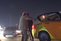 Alkollü genç sarhoş babasını ikna etmeye çalıştı, trafik durdu: 'Manyak mısın'