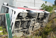 Antalya'da tur midibüsü devrildi: 18'i turist 19 kişi yaralandı