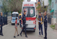 Kadını dövüp bıçaklayıp kaçtı