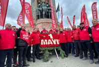 DİSK, Taksim Cumhuriyet Anıtı’na çelenk bıraktı