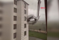 Fırtınada çatıdan kopan parça, çocuğun üzerine düştü