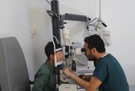 Yapıştırıcı sıçrayınca göz kapağı kapandı, son anda kurtarıldı