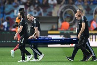 Derbide talihsiz sakatlık: Sedyeyle sahayı terk etti