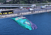 Şampiyon Kocaelispor'un bayrağı İstanbul Boğazı'nda