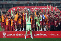 Galatasaray'da kupa coşkusu: Zafer Muslera'nın elinden yükseldi