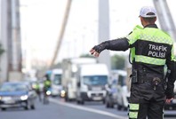 Plakasız motosikletli aracını da arkadaşını da polise bırakıp kaçtı
