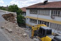 Yeni açılan yol okulun bahçesine çöktü