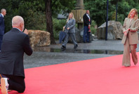 Arnavutluk lideri, Meloni'yi diz çökerek karşıladı