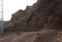 Oltu’da heyelan: Dağdan kopan kaya parçaları mahallenin yolunu kapattı