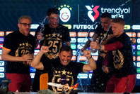 Toplantıyı bastılar: 'Okan Buruk istifa'