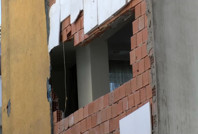 Fatih’te yıkılan binanın molozları kaldırılırken yan binanın duvarı hasar gördü