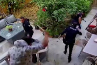 İhbara gelen polisi bıçaklayan Emre'nin babası: 'Şeytanlar bastı' diyerek domates, salatalık fırlatıp sirke döküyordu