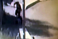 Eşinin kendisini aldattığından şüphelendiği kişiyi bıçaklayıp teslim oldu