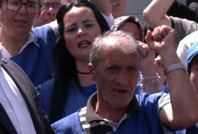 Grevdeki işçilere saldırı: 'O da bizden biri, gülerek içeri girdi'