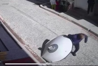 Yürürken üzerine anten düştü