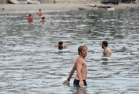 Sıcak havayı fırsat bilenler sahillere akın etti