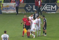 Elazığspor-Vanspor maçı yarıda kaldı! Yardımcı hakeme tribünden cisim isabet etti