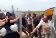 Kurban satıcıları polise saldırdı