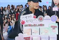 Kendi ped markasını çıkaran erkek şarkıcı, yarım saatte 116 milyon lira kazandı