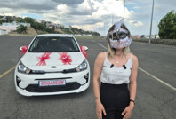 Eşinden boşandı, sokakta kutlama yaptı