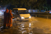 Sağanak hayatı felç etti: Alt geçitler göle döndü, ev ve iş yerlerini su bastı