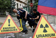 Bir tokat da çevrecilerden: Macron'un balmumu heykelini çaldılar